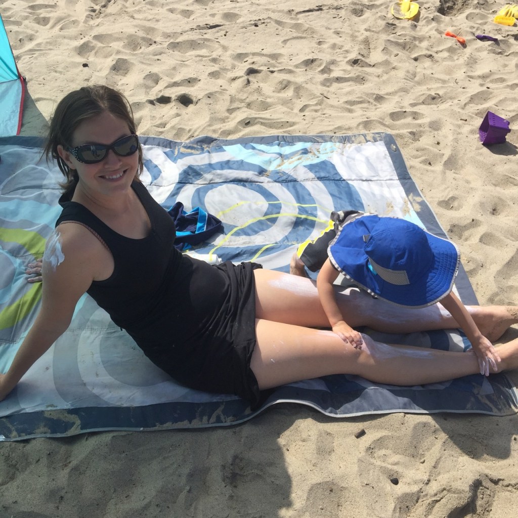 K applying sunscreen